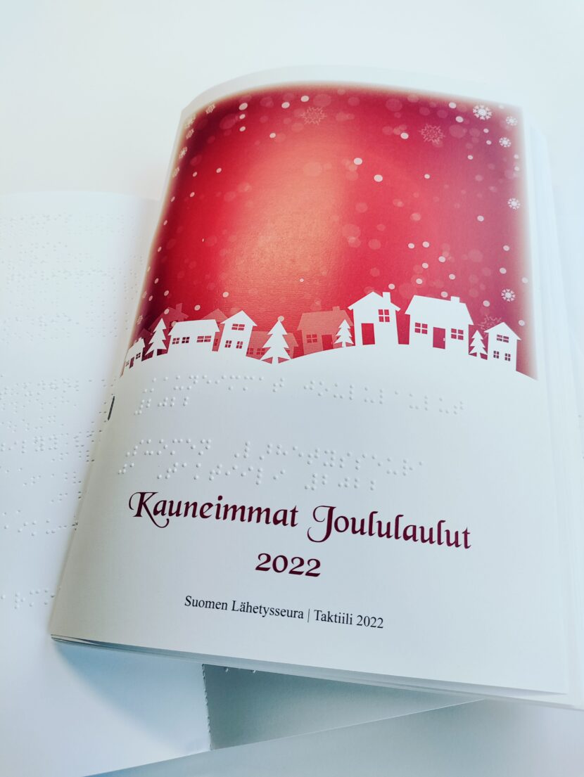 Kauneimmat joululaulut 2022 pistekirjoituksella-vihko, jonka kannessa on myös väripainatus.
