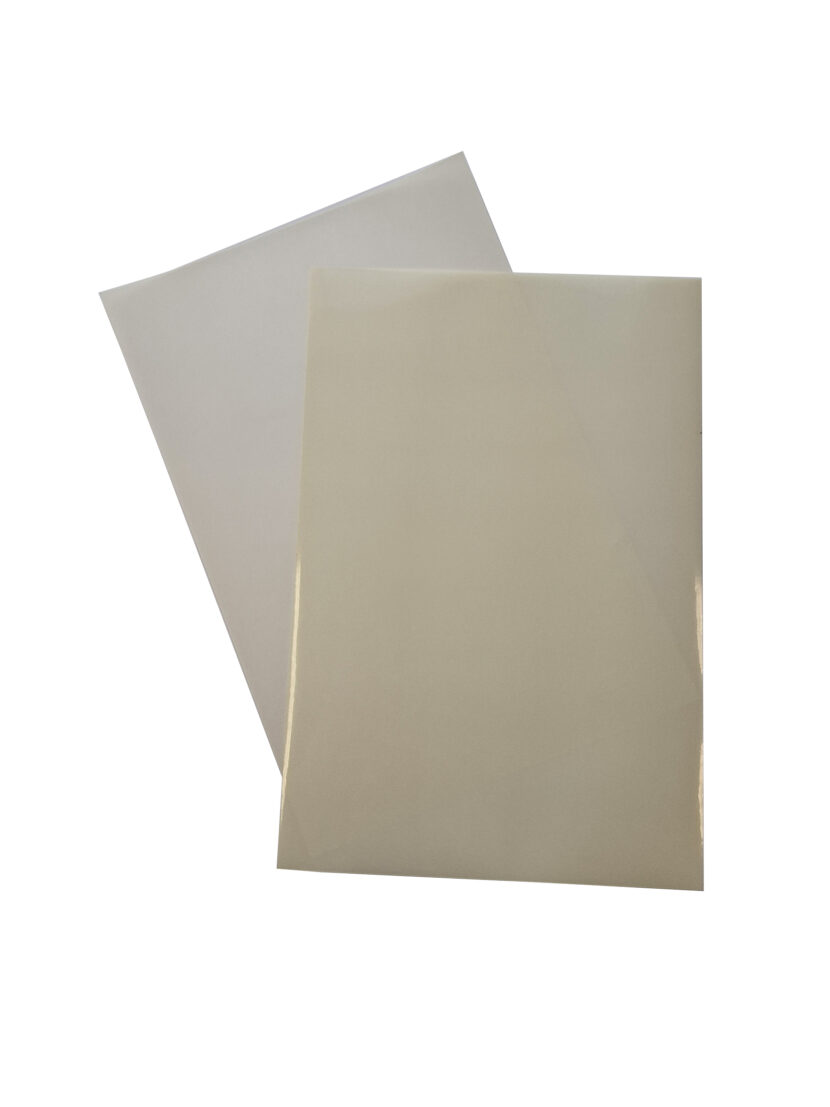 Kaksi arkkia etikettimuovia.