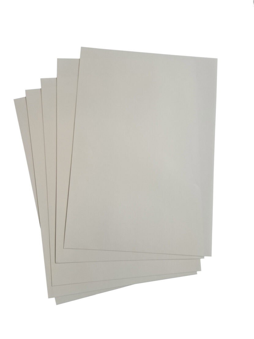 Kellertävän/vaaleanruskean sävyisiä kuohupaperiarkkeja viuhkana.